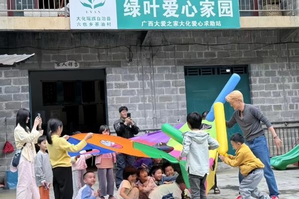 30年守护98位老人68个孩子！美的携吴克群公益走进广西记录“爱心妈妈”温暖故事 