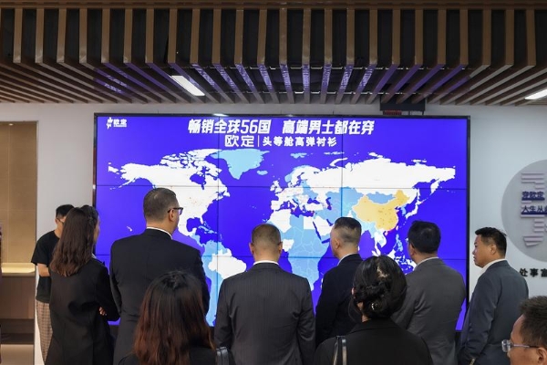 罗马尼亚前总理蓬塔：欧定成为欧洲商务精英着装新选择 