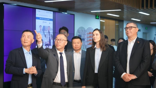 罗马尼亚前总理蓬塔：欧定成为欧洲商务精英着装新选择 