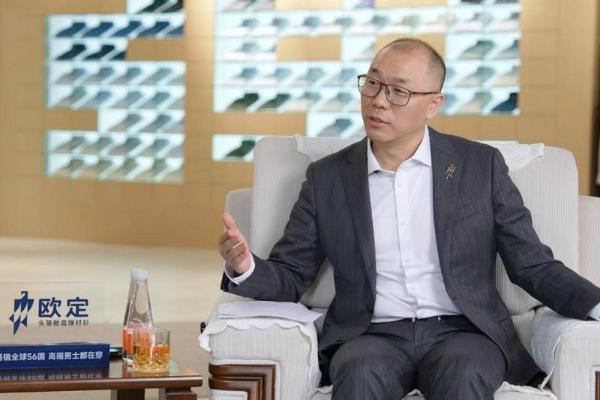 罗马尼亚前总理蓬塔：欧定成为欧洲商务精英着装新选择 