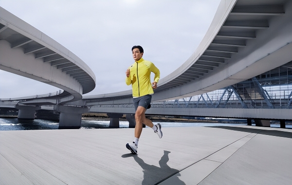 迪桑特推出全新DYNAMIC FLUID 4.0流体鞋及「迪桑特破风」跑步夹克 以专业跑步装备助力城市跑者畅跑前行 