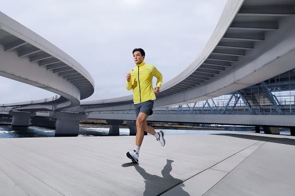 迪桑特推出全新DYNAMIC FLUID 4.0流体鞋及「迪桑特破风」跑步夹克 以专业跑步装备助力城市跑者畅跑前行 