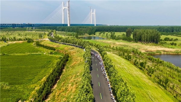 “好运山东”2026黄河口（东营）国际公路自行车赛鸣笛开赛 中外车手竞逐黄河口湿地赛道