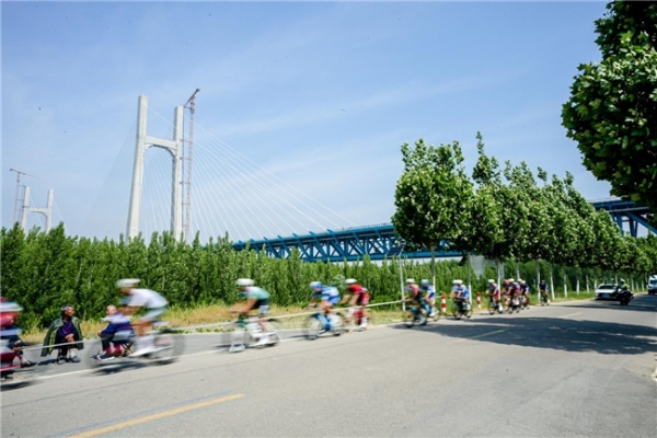 “好运山东”2026黄河口（东营）国际公路自行车赛鸣笛开赛 中外车手竞逐黄河口湿地赛道