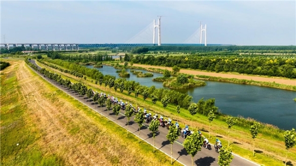 “好运山东”2026黄河口（东营）国际公路自行车赛鸣笛开赛 中外车手竞逐黄河口湿地赛道