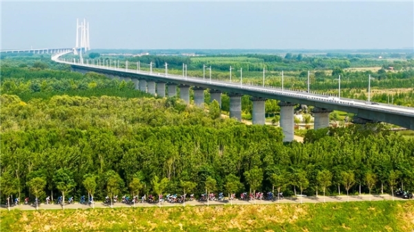 “好运山东”2026黄河口（东营）国际公路自行车赛鸣笛开赛 中外车手竞逐黄河口湿地赛道