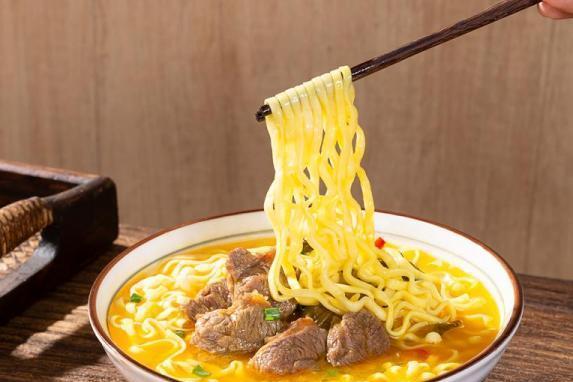 速食行业健康化卡位战：盐中甜新一代酸菜首入统一满汉大餐供应链 