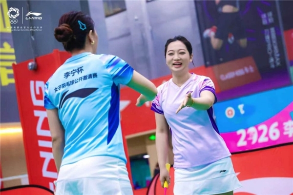 2026李宁杯女子羽毛球公开邀请赛青岛站开赛 黄海之滨挥拍跃动“她”精彩