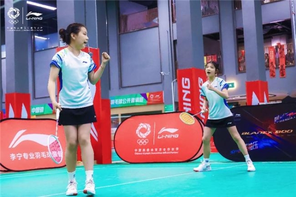 2026李宁杯女子羽毛球公开邀请赛青岛站开赛 黄海之滨挥拍跃动“她”精彩