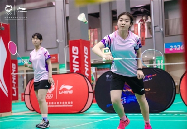 2026李宁杯女子羽毛球公开邀请赛青岛站开赛 黄海之滨挥拍跃动“她”精彩