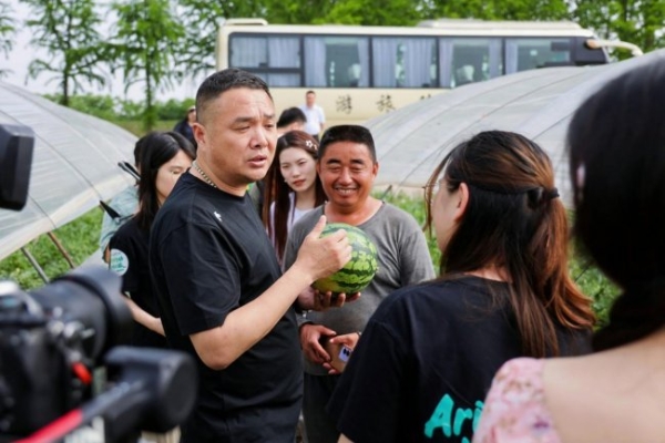 华润万家“焕乡行动·寻味之旅”走进江苏东台，溯源团实地探访地标西瓜产地 