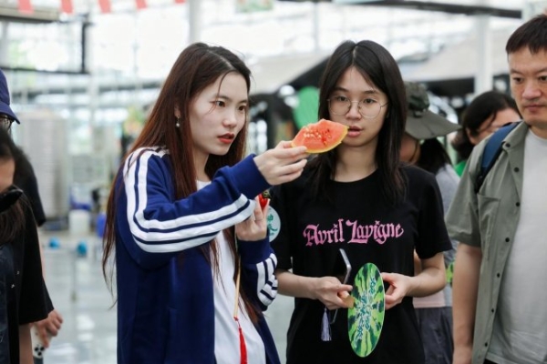 华润万家“焕乡行动·寻味之旅”走进江苏东台，溯源团实地探访地标西瓜产地 