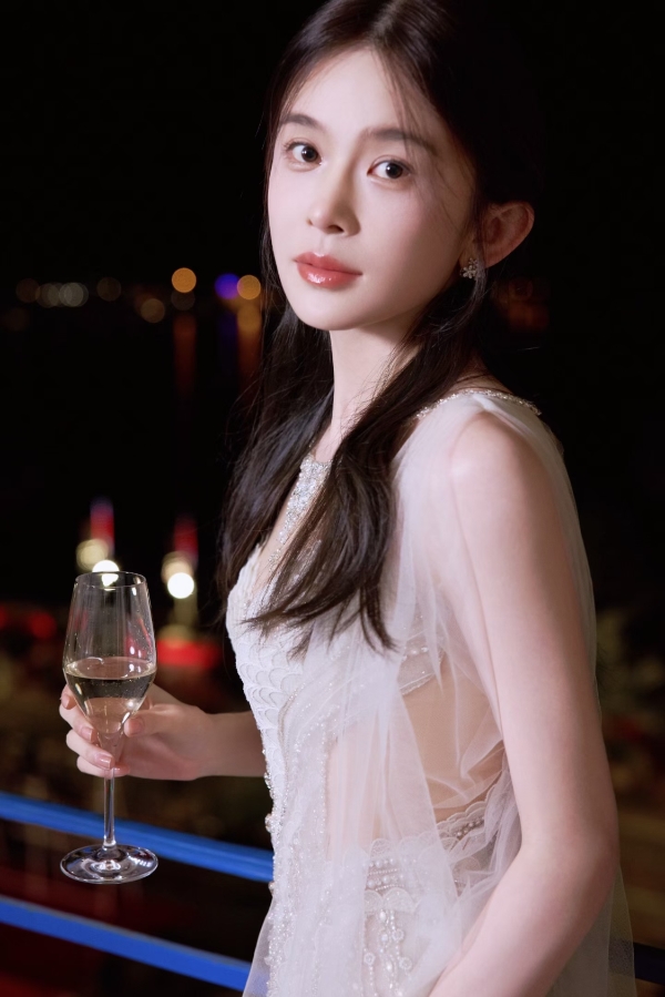 戛纳星光一闪而逝，真正经得住时间冲刷的是“国泰民安”的美 