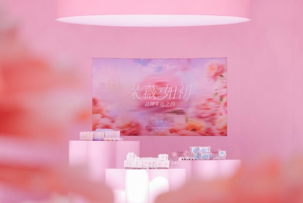 黄子韬、陈梦现身朵薇年度之约，透明工厂成为现场焦点 