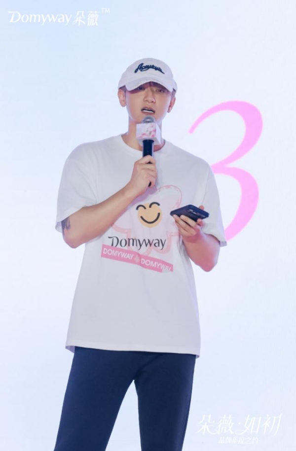 黄子韬、陈梦现身朵薇年度之约，透明工厂成为现场焦点 