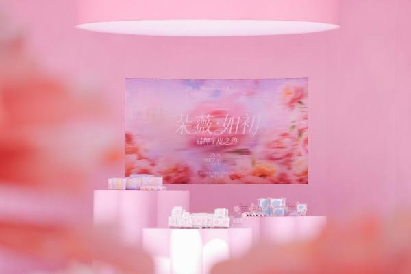 黄子韬、陈梦现身朵薇年度之约，透明工厂成为现场焦点 