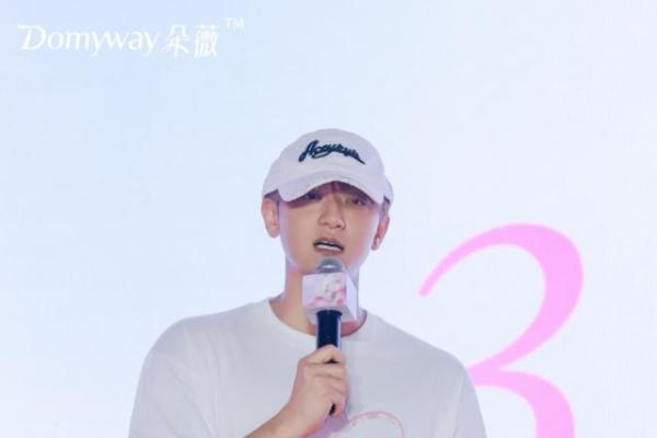 黄子韬、陈梦现身朵薇年度之约，透明工厂成为现场焦点 