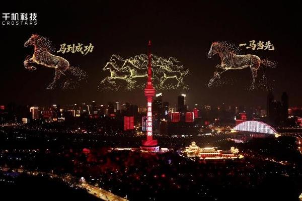千机科技武汉江滩无人机表演夜空刷屏！千机C5亮相2026低空经济产业展览会 