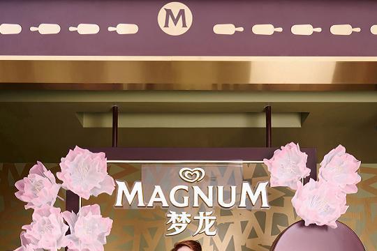 王嘉尔空降杭州湖滨in77，与梦龙共筑限时“金色幻境” 