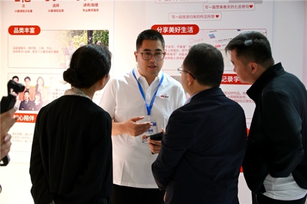 从兴趣社区到文娱科技平台：红松五年进化，让1000万用户“AI上”退休生活