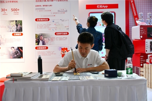 从兴趣社区到文娱科技平台：红松五年进化，让1000万用户“AI上”退休生活