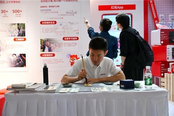 从兴趣社区到文娱科技平台：红松五年进化，让1000万用户“AI上”退休生活