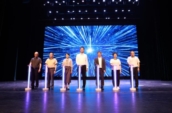 用高原美学  打开现实主义  天津首部援青主题电影《小乔的夏天》温情首映