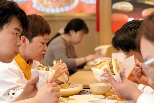 袁记肉夹馍八店同启引爆西北 五一业绩全线飘红彰显品牌硬实力 