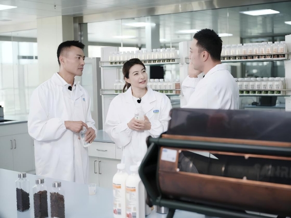 央视解码君乐宝悦鲜活 郭晶晶与尼格买提探秘高品质中国鲜奶 