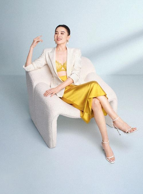 伊维斯携手代言人宋佳演绎2026春夏作品，以艺术美学回应女性多元需求 