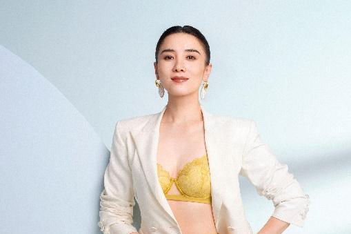 伊维斯携手代言人宋佳演绎2026春夏作品，以艺术美学回应女性多元需求 