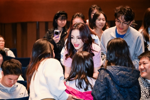 《爸爸的时光机》圆满落幕，收藏家王凯丽以定力书写中国原创舞台剧的"时光答卷" 