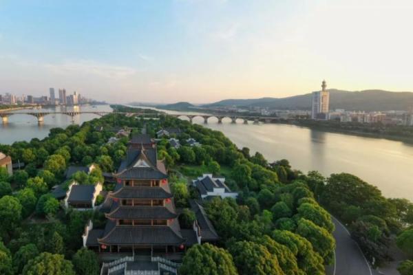 纹艺觉醒·舟行东方丨高校巡讲收官中南林科大，共筑家居产学研新生态 