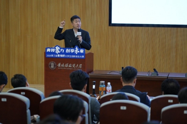 从工地搬砖少年到商界封面：一个“平民教育者”的使命与坚守 