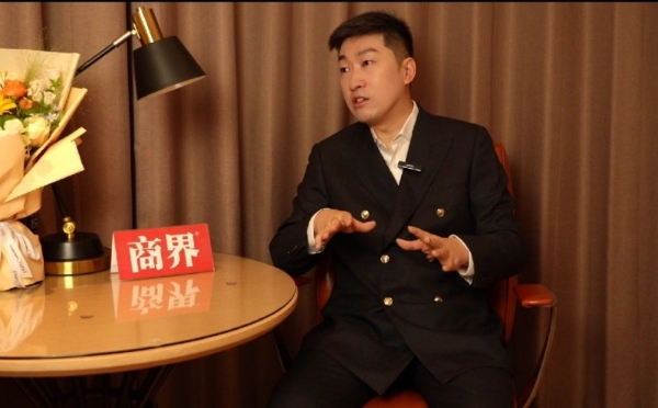 从工地搬砖少年到商界封面：一个“平民教育者”的使命与坚守 