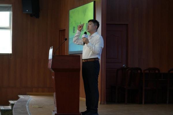 从工地搬砖少年到商界封面：一个“平民教育者”的使命与坚守 