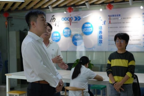 从工地搬砖少年到商界封面：一个“平民教育者”的使命与坚守 