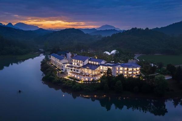 园林、海岛与雪山：万达生活方式酒店四月七城同启 