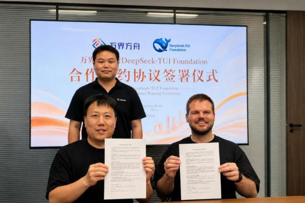 DeepSeek-TUI 鲸鱼哥到访万界方舟，受聘社区大使 