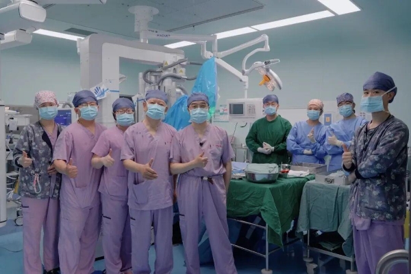 突破儿童肋间狭窄限制！上海儿中心完成全国首例小儿胸外科单孔机器人纵隔肿瘤手术 