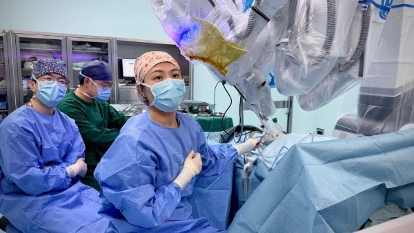 突破儿童肋间狭窄限制！上海儿中心完成全国首例小儿胸外科单孔机器人纵隔肿瘤手术 
