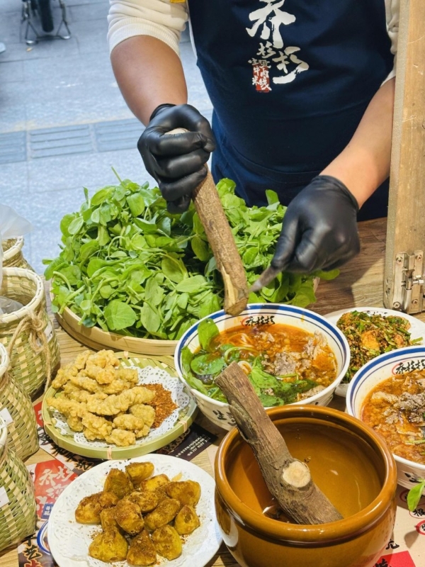 新品番茄脆哨拌粉上市，乔杉杉米线如何从“区域爆款”迈向“全国现象”？ 