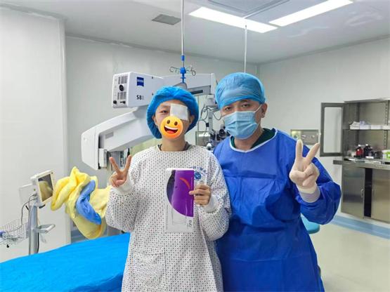 全国首批！杭州华厦眼科黄旭院长成功实施ICL(V5)晶体植入术！ 