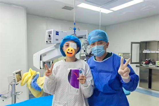 全国首批！杭州华厦眼科黄旭院长成功实施ICL(V5)晶体植入术！ 