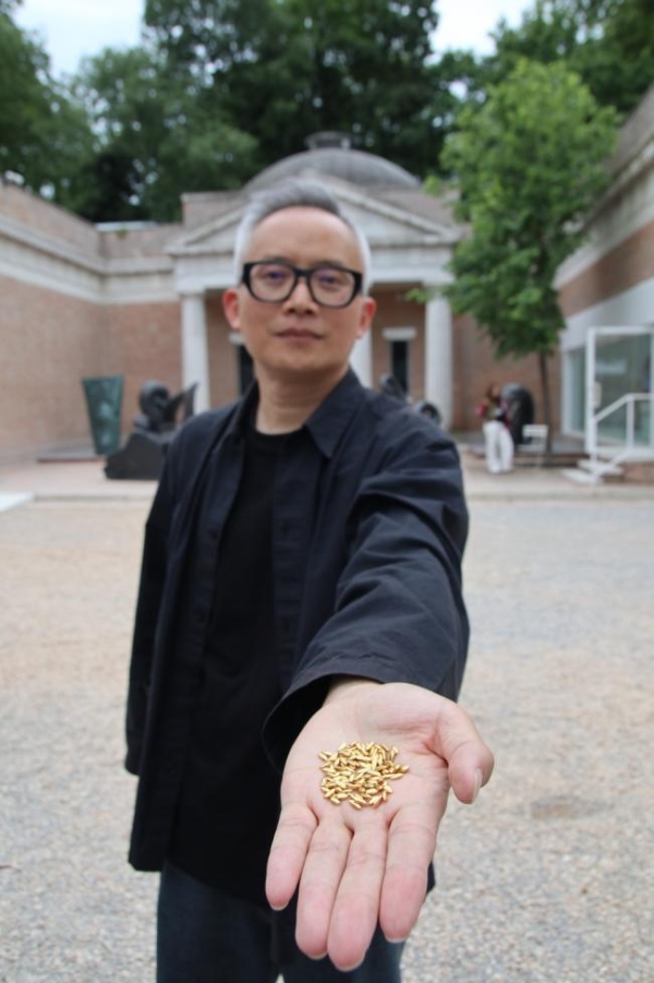 中国艺术家杨烨炘“黄金大米”三部曲引爆威尼斯双年展 叩问艺术与资本边界 