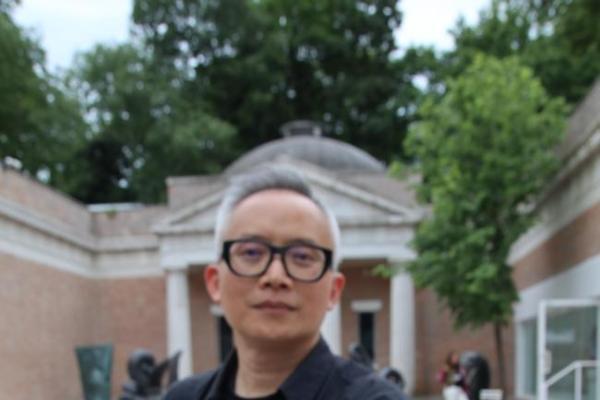中国艺术家杨烨炘“黄金大米”三部曲引爆威尼斯双年展 叩问艺术与资本边界 