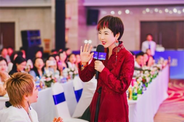 母亲节丨张德芬：以成长力量相伴，让爱与陪伴照亮女性人生之路，致敬了不起的母亲 