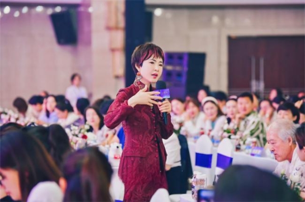 母亲节丨张德芬：以成长力量相伴，让爱与陪伴照亮女性人生之路，致敬了不起的母亲 