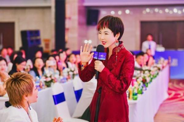 母亲节丨张德芬：以成长力量相伴，让爱与陪伴照亮女性人生之路，致敬了不起的母亲 