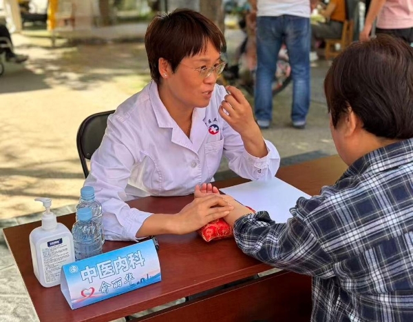 广场义诊惠民生 健康服务暖近郊——“慢病防治健康行”走进通州富力尚悦居社区 